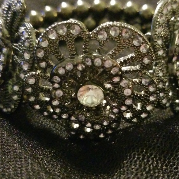 Stretch slip on Texture Flower Bracelet - Picture 2 of 6